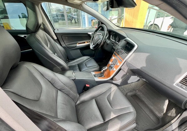 Volvo XC 60 cena 89900 przebieg: 113169, rok produkcji 2017 z Żychlin małe 326